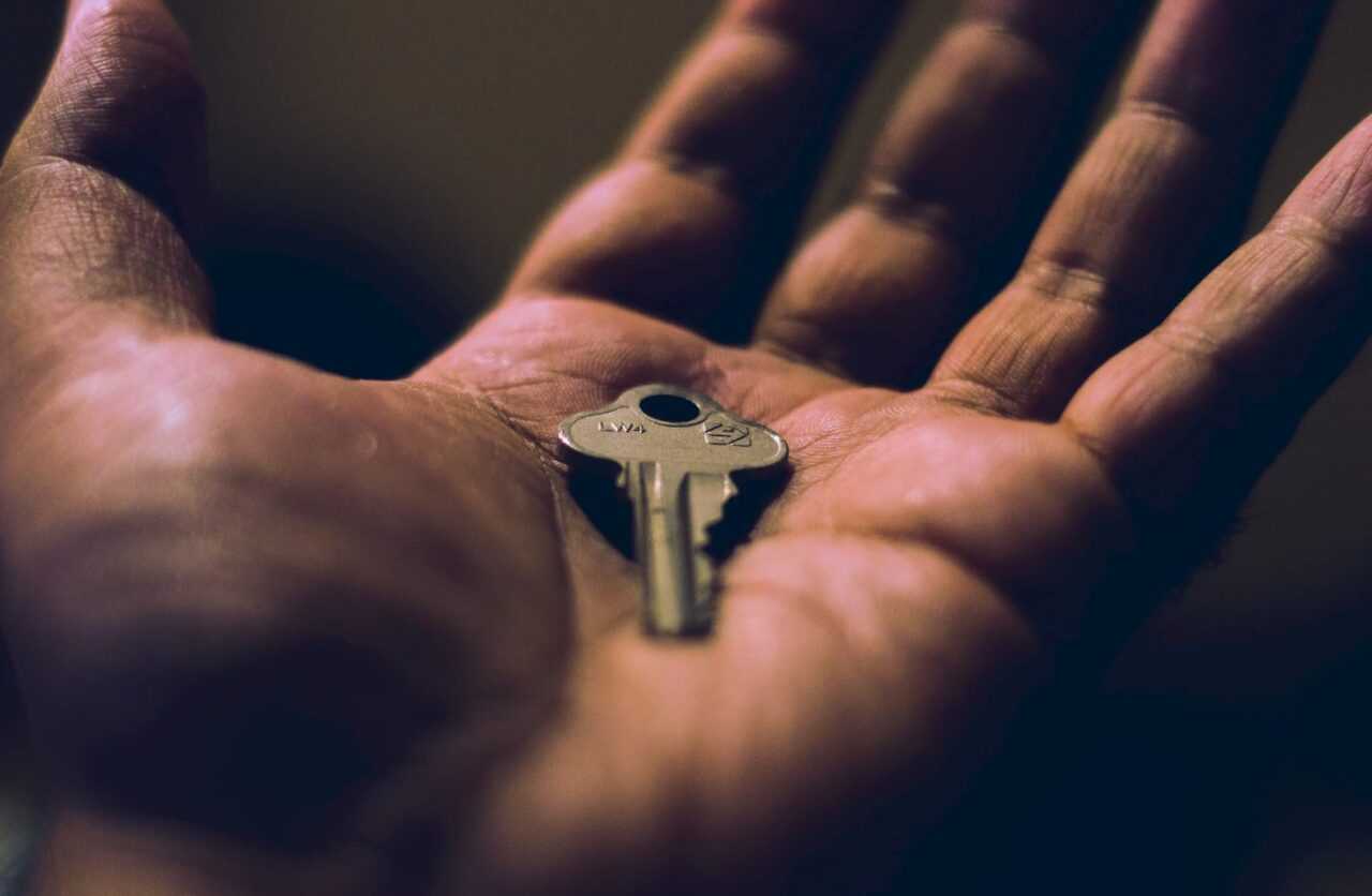 picture of a key in someones hand
